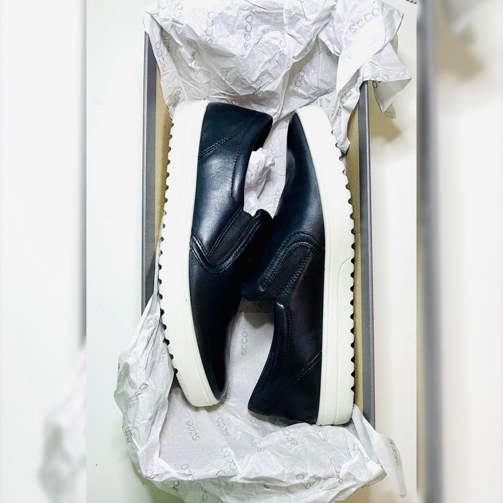 NWT ECCO black genuine leather slip-on sneakers size 41, 10, 10.5 still in box!